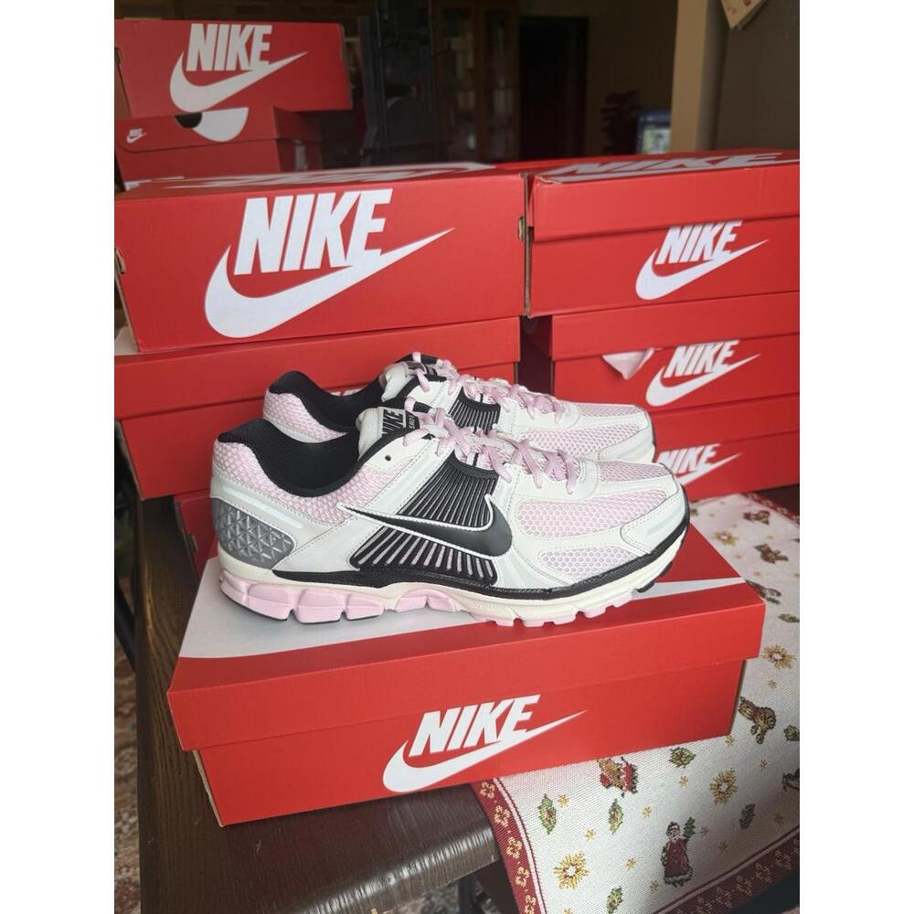 Nike Men's Athletic Running Shoes in Pink, Black, White